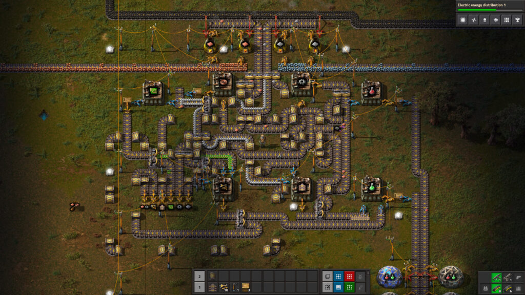 Factorio-Fabrik mit Förderbändern, Greifarmen und automatisierten Produktionslinien