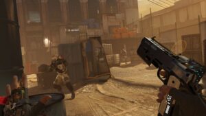 Half-Life: Alyx – Alyx zielt mit Pistole auf Combine-Soldaten