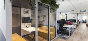 Blick in die Pariser Büroräume des Spieleentwicklers DON'T NOD mit Arbeitsplätzen und Besprechungsbereichen.