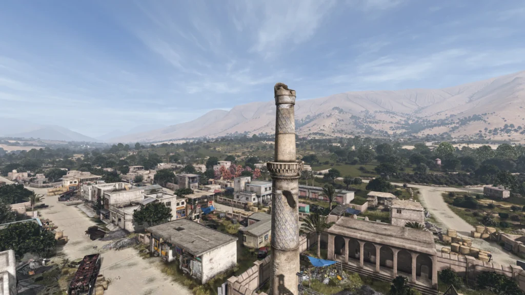 Offizielle DayZ-Badlands-Szene: Eine verlassene Stadt mit Minarett vor trockenen Bergen in Nasdara.