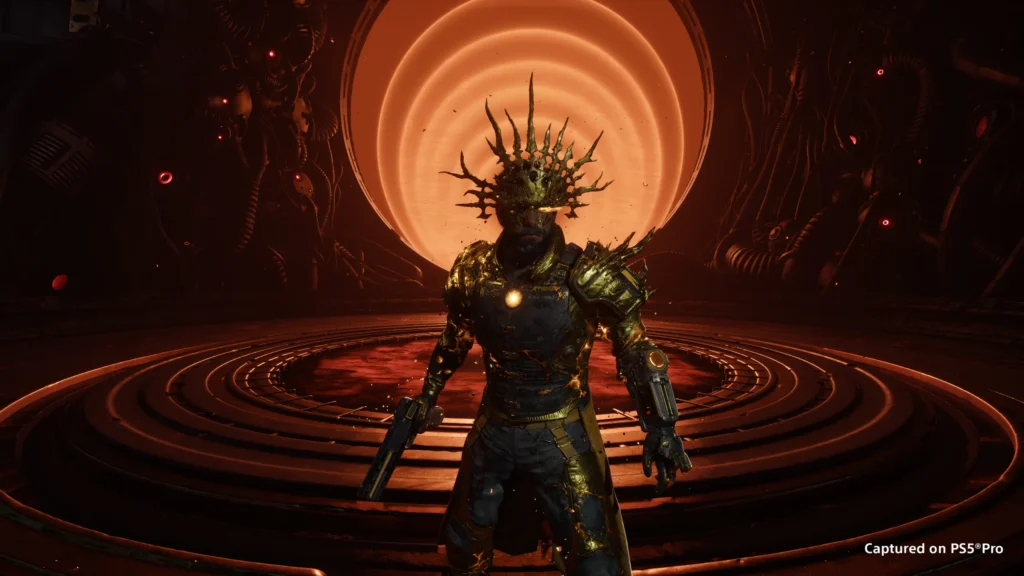 Arjun trägt eine goldene Krone in einer von orangefarbenem Licht erhellten Kammer aus Saros.