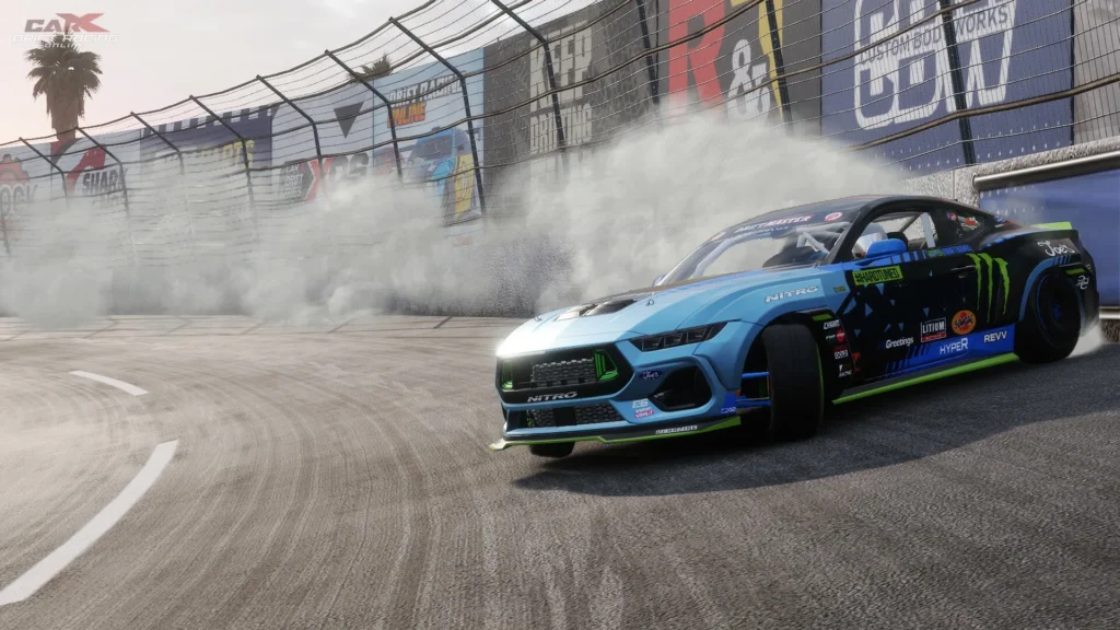 Blauer Driftwagen mit Rauchfahne in einer Steilkurve in CarX Drift Racing Online.