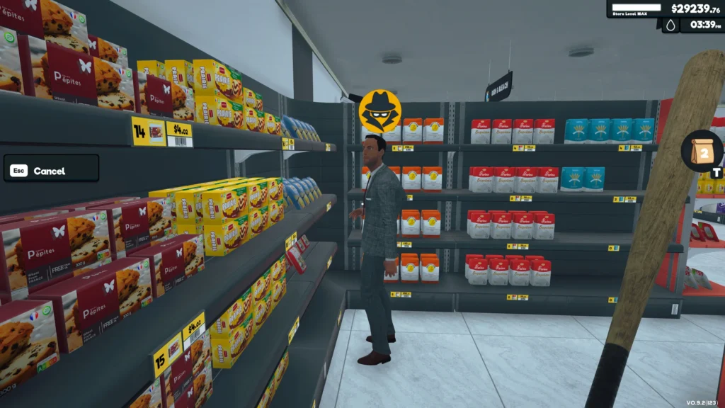 Ein Kunde steht im Verkaufsraum zwischen den bestückten Regalen eines Supermarkts.