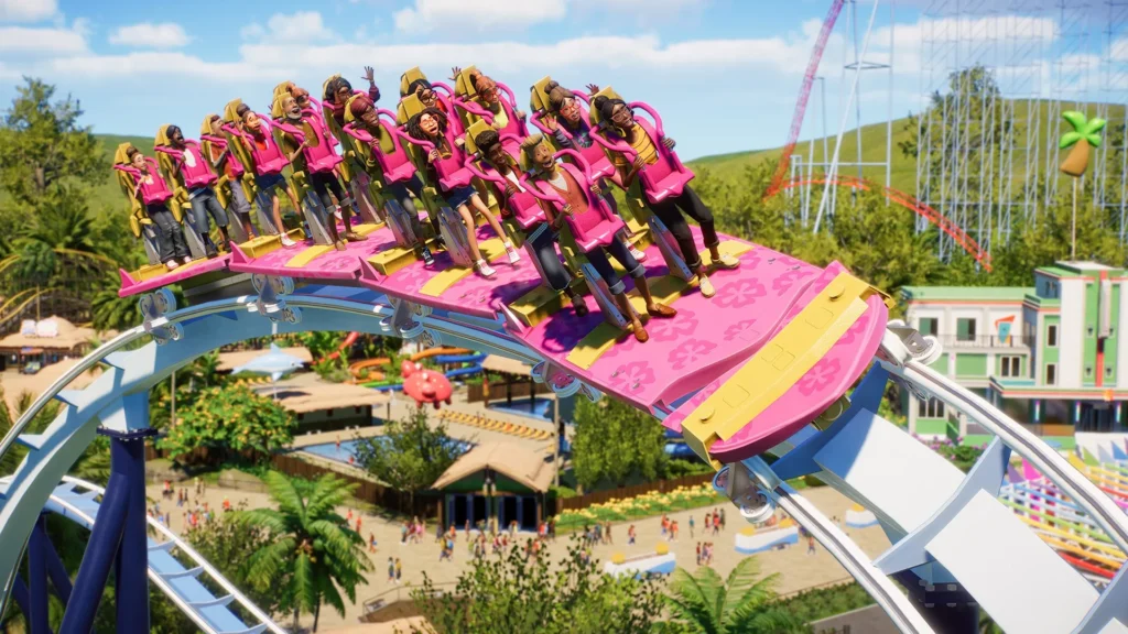Eine pinkfarbene Achterbahn mit Fahrgästen schwingt über einen sonnigen Freizeitpark.
