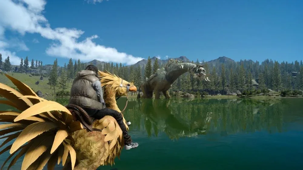 Noctis reitet auf einem gelben Chocobo an einem See entlang, während ein großes Tier am anderen Ufer steht.